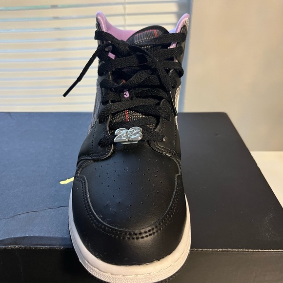 Air Jordan 1 Mid SE (GS) - Picture 10 of 16